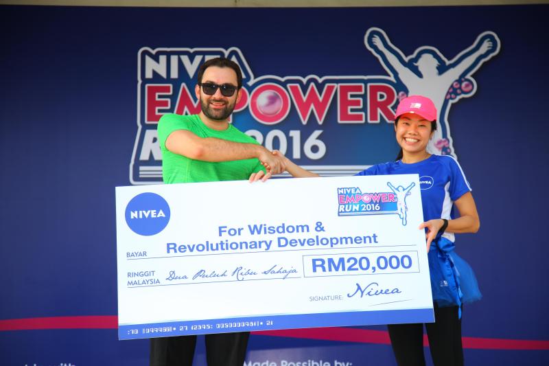 NIVEA presented donation of RM20,000 to FORWARD. Accepted by FORWARD Chairman Dr Rajiv Bhanot_Small
