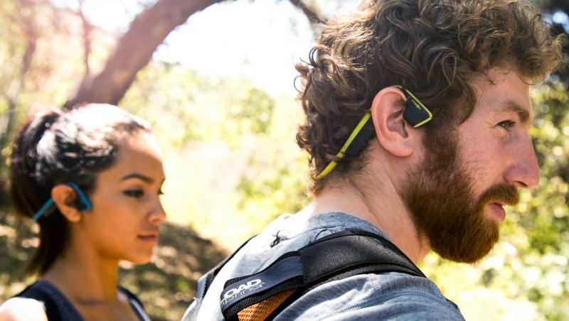 AfterShokz_Trekz_Titanium_hiking_lifestyle4