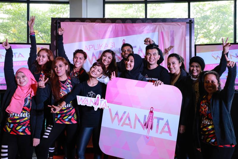 Pengurus Besar Kanan Media Prima Labs & Operasi, Nicholas Sagau bersama para jurulatih Wanita
