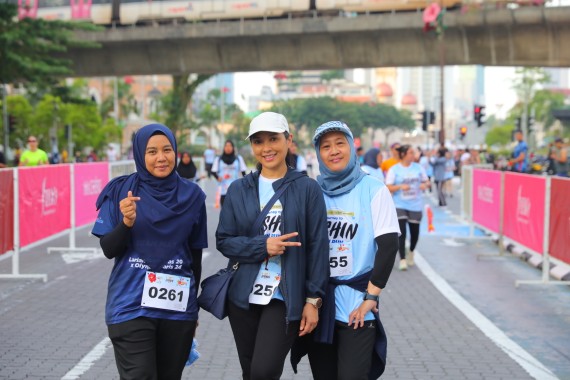 Aktres Vanidah Imran (tengah) turut menyertai larian Journey to Jishin.